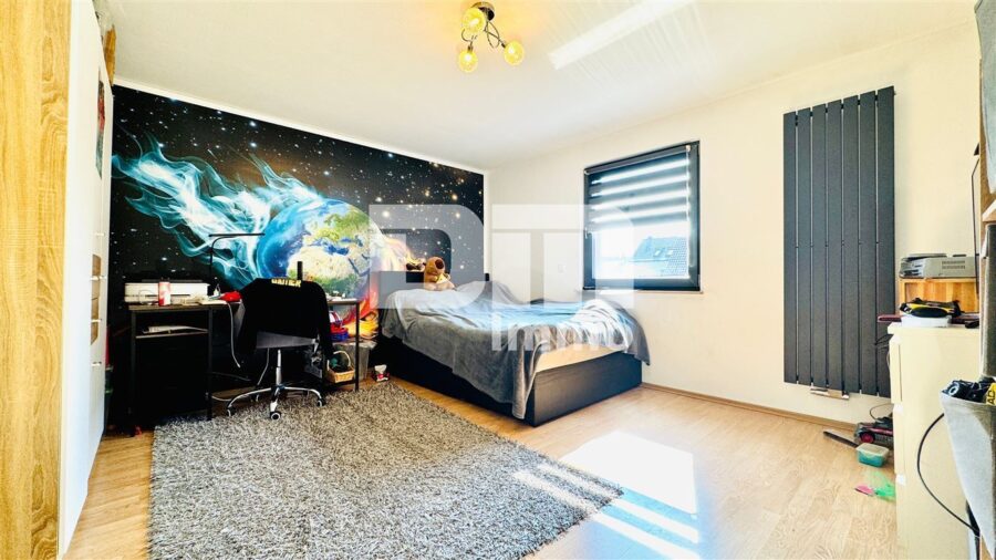 Schönes Wohnhaus mit Doppelgarage, Terrasse und Nebengelass in Traumlage - OG / DG Kinderzimmer 1